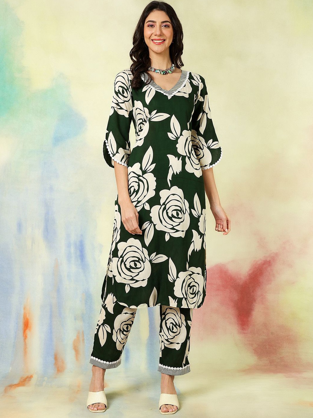 

KIMAYRA Floral Printed V-Neck Straight Kurta With Trousers, Green