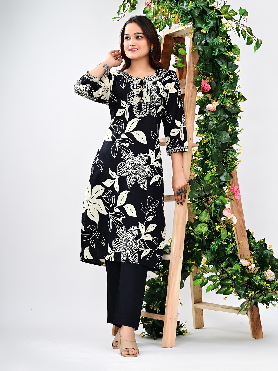 

VASUPRADA Women Floral Printed Regular Sequinned Pure Cotton Kurta with Trousers, Black