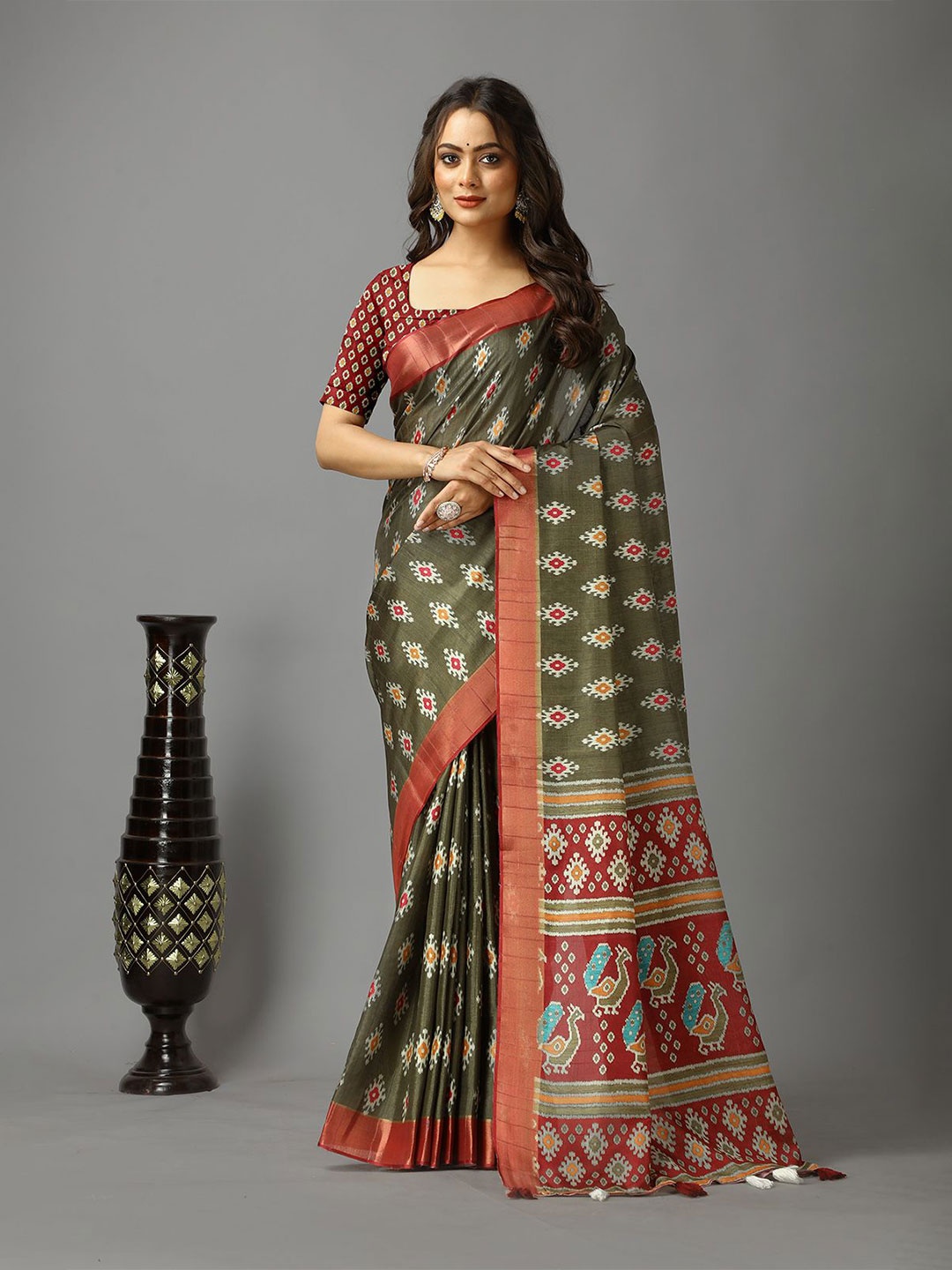 

VIRENDRA TEXTILES Ethnic Motifs Zari Saree, Green