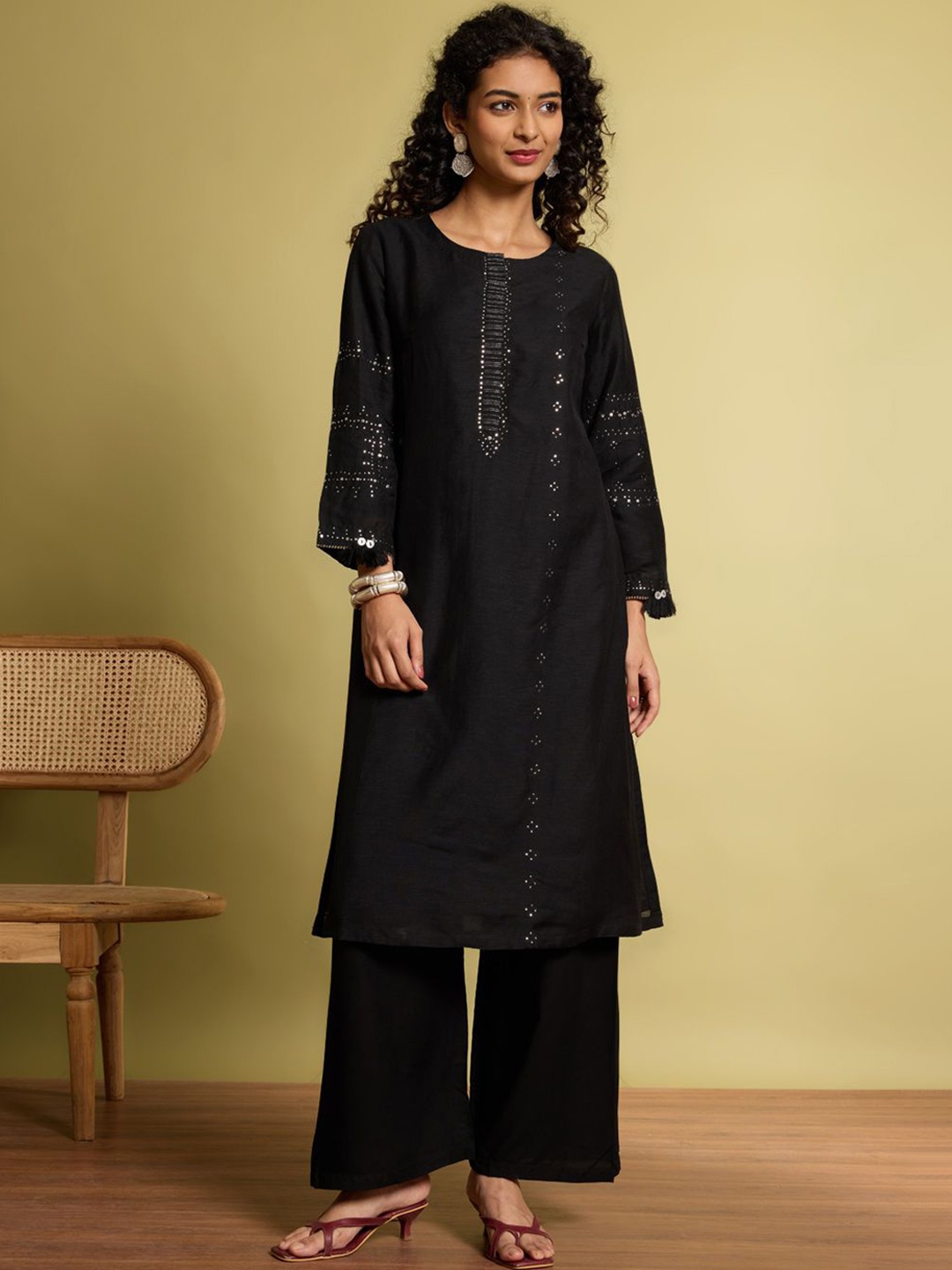 

Taneira Geometric Embellished Round Neck Straight Kurta, Black