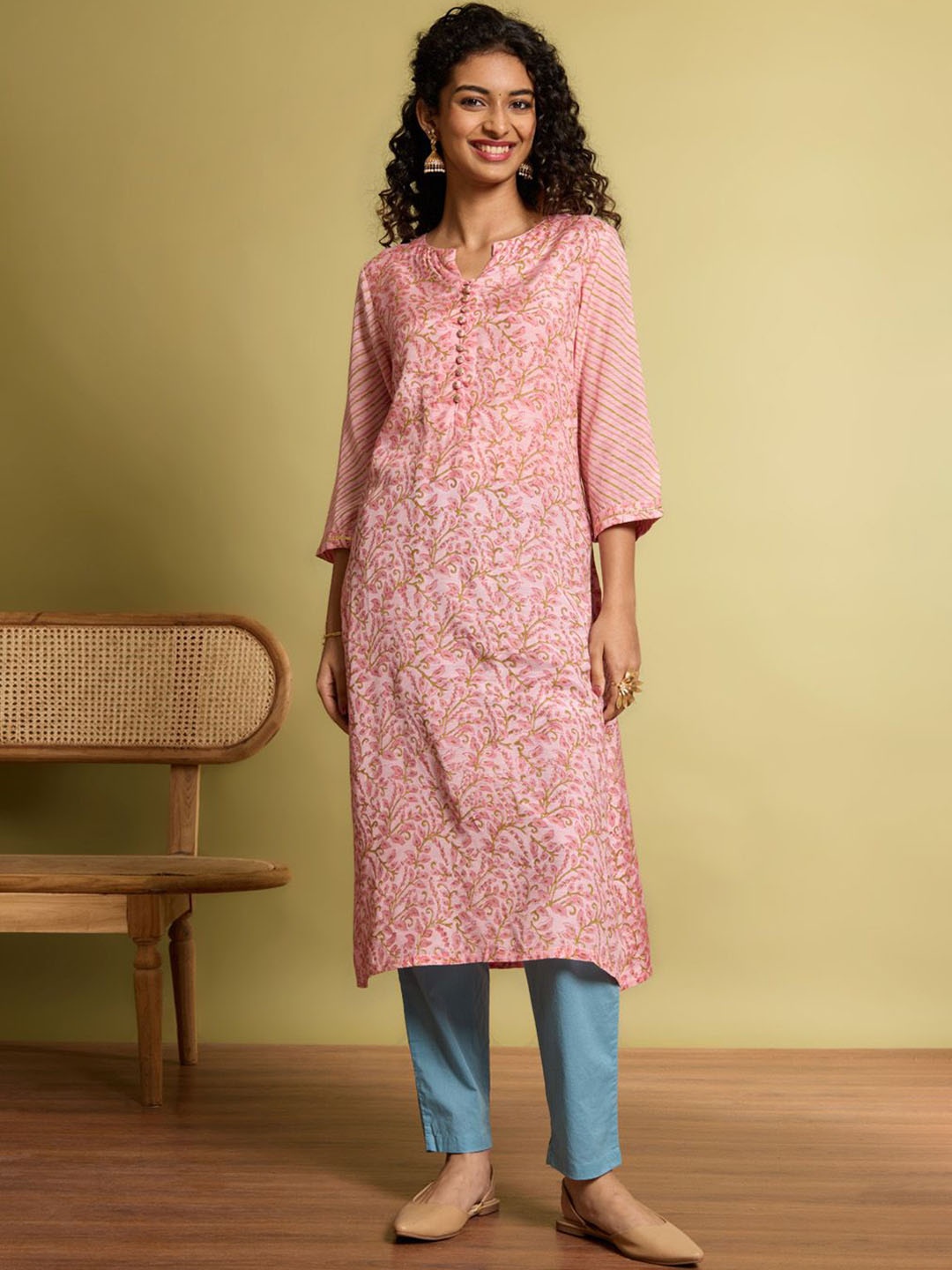 

Taneira Floral Printed Notch Neck Straight Kurta, Pink