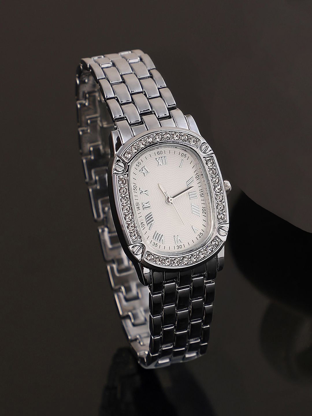 

HAUTE SAUCE by Campus Sutra Women Embellished Dial & Stainless Steel Bracelet Style Straps Analogue Watch, Silver