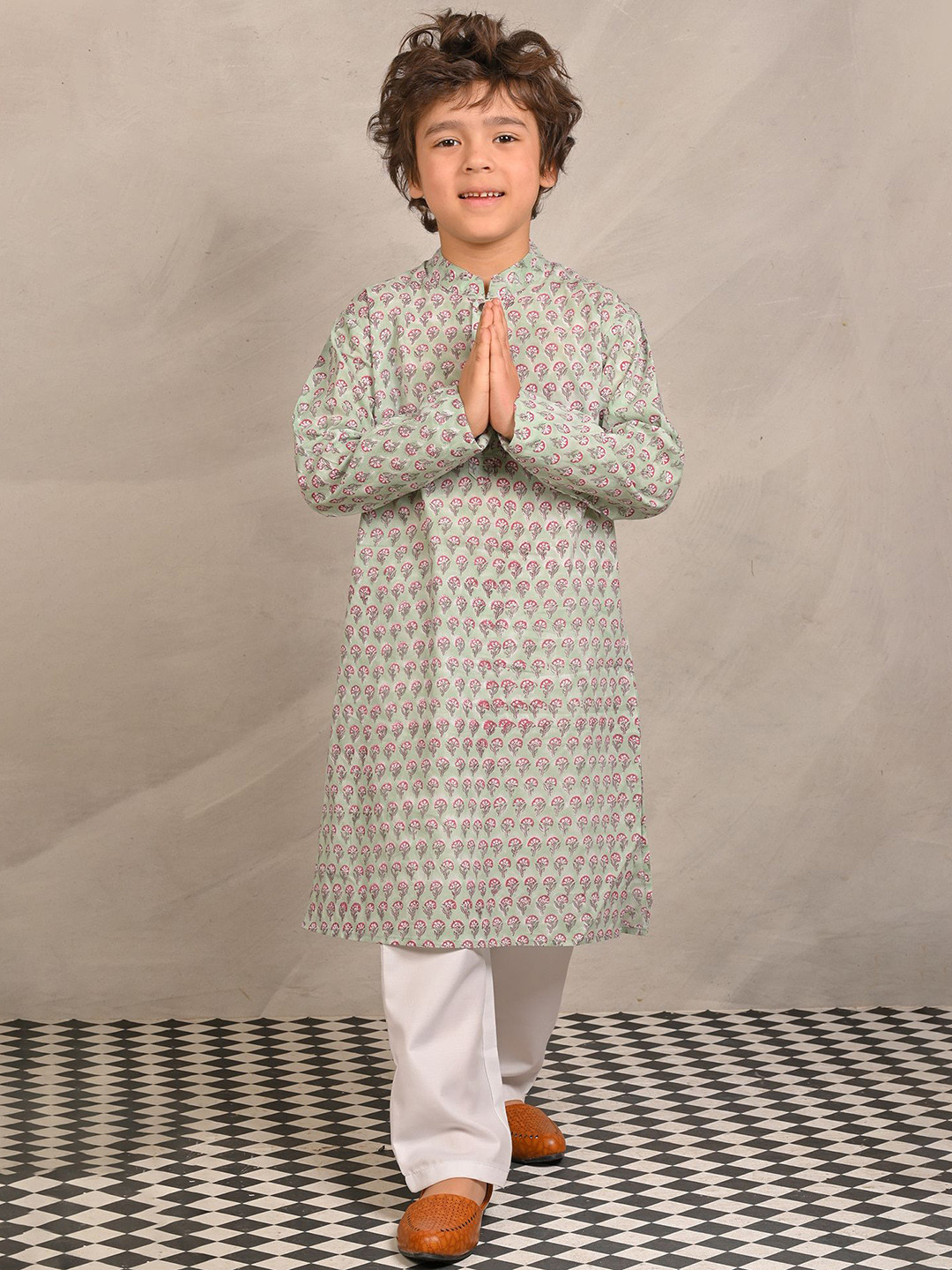 

Anthrilo Boys Floral Printed Regular Pure Cotton Kurta with Pyjamas, Green