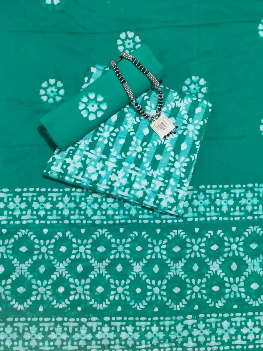 

Farooq Geometric Printed Pure Cotton Unstitched Dress Material, Green