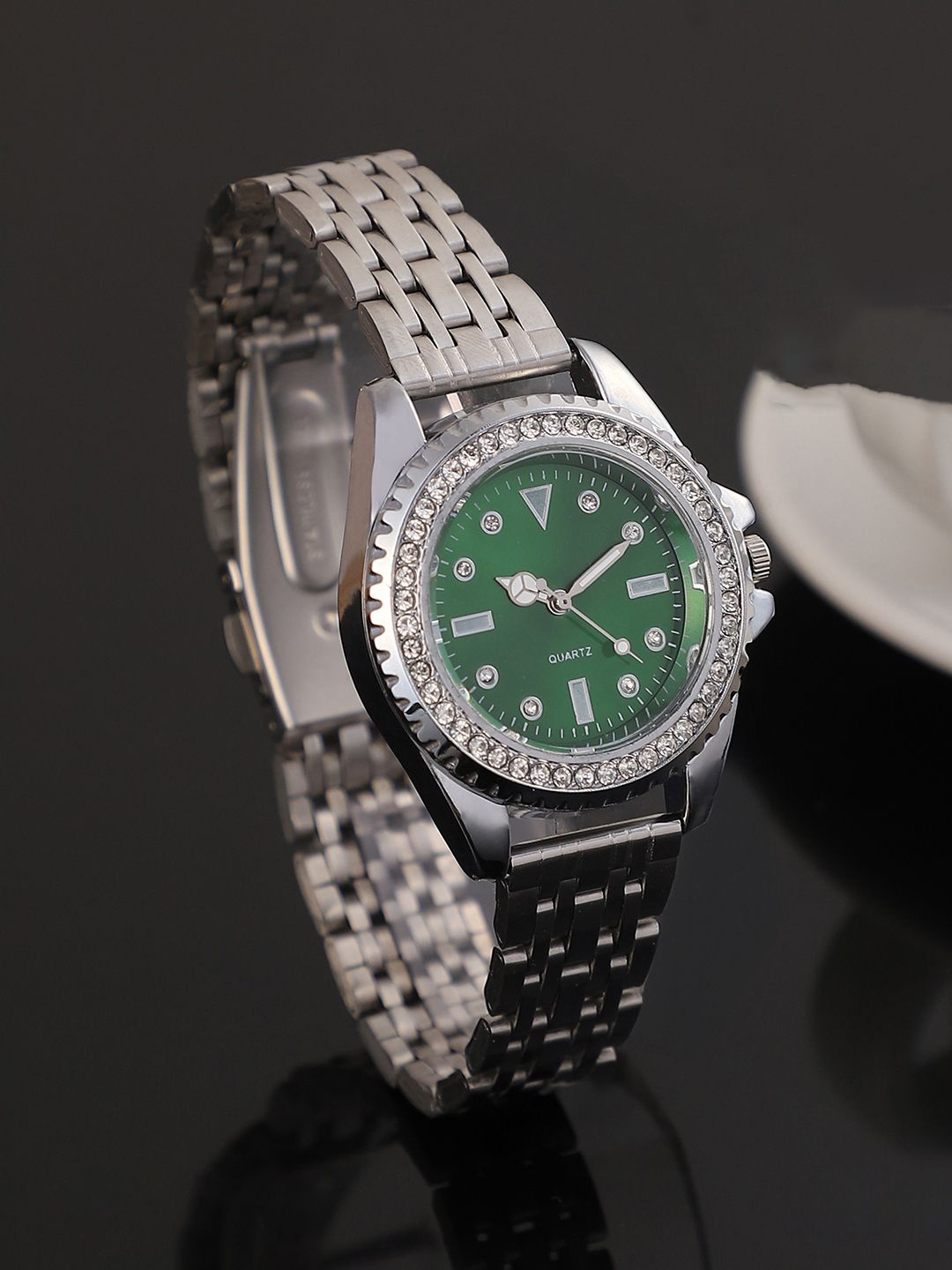 

HAUTE SAUCE by Campus Sutra Women Embellished Dial & Stainless Steel Bracelet Style Straps Analogue Watch, Silver