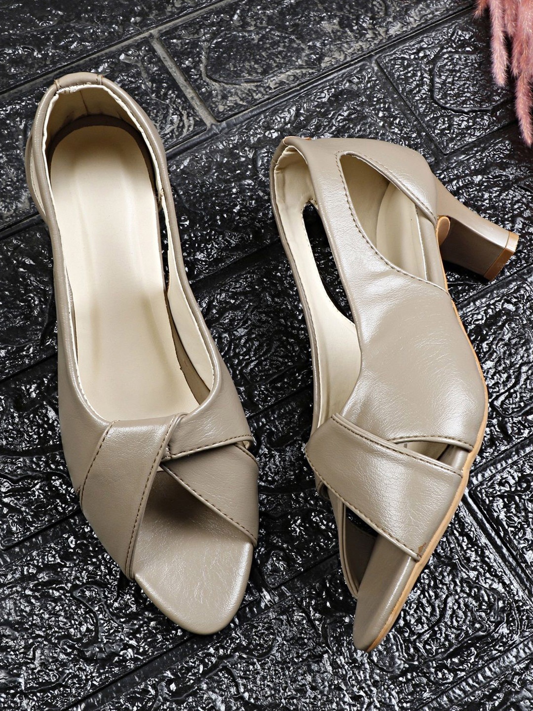 

Commander Shoes Pointed Heels, Beige