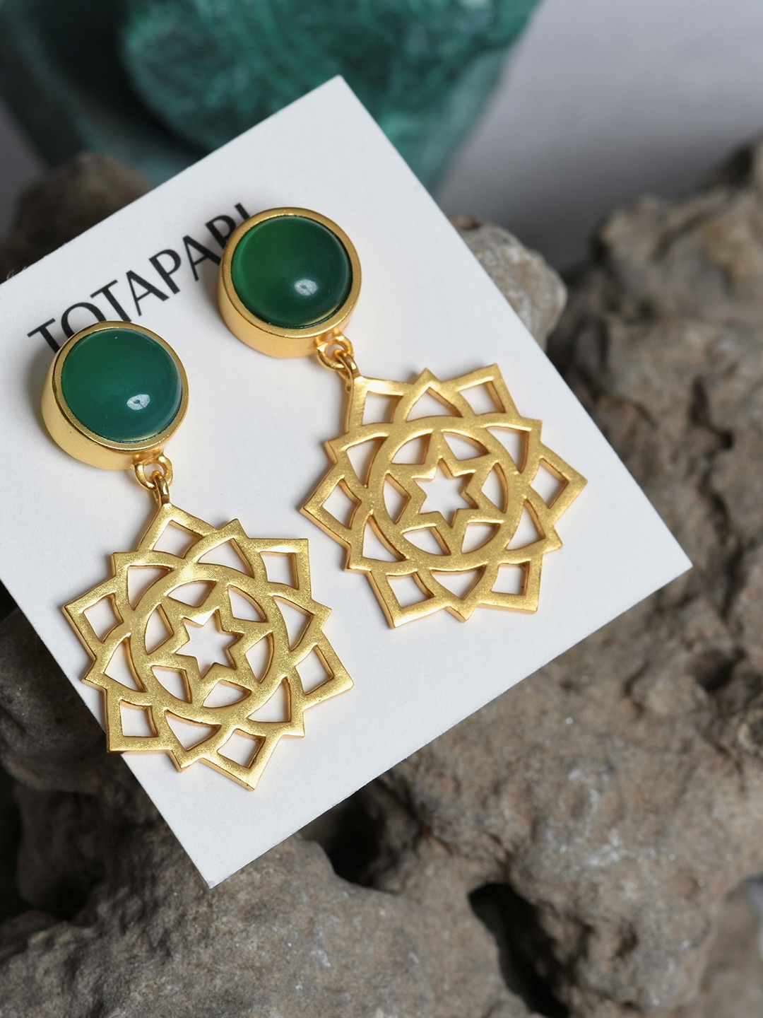 

TOTAPARI Gold-Plated Contemporary Onyx Drop Earrings
