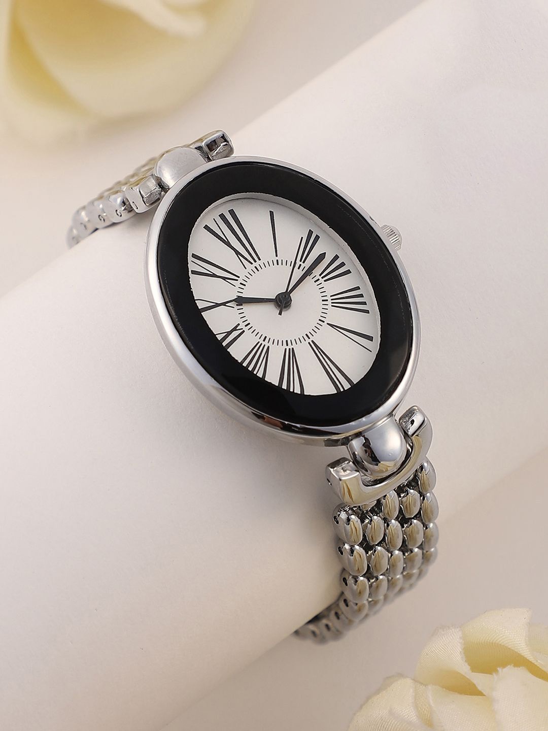 

HAUTE SAUCE by Campus Sutra Women Mother of Pearl Dial & Stainless Steel Bracelet Style Straps Analogue Watch, Silver