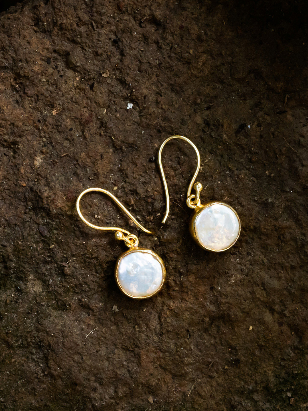 

TOTAPARI Gold-Plated Pearl Circular Drop Earrings