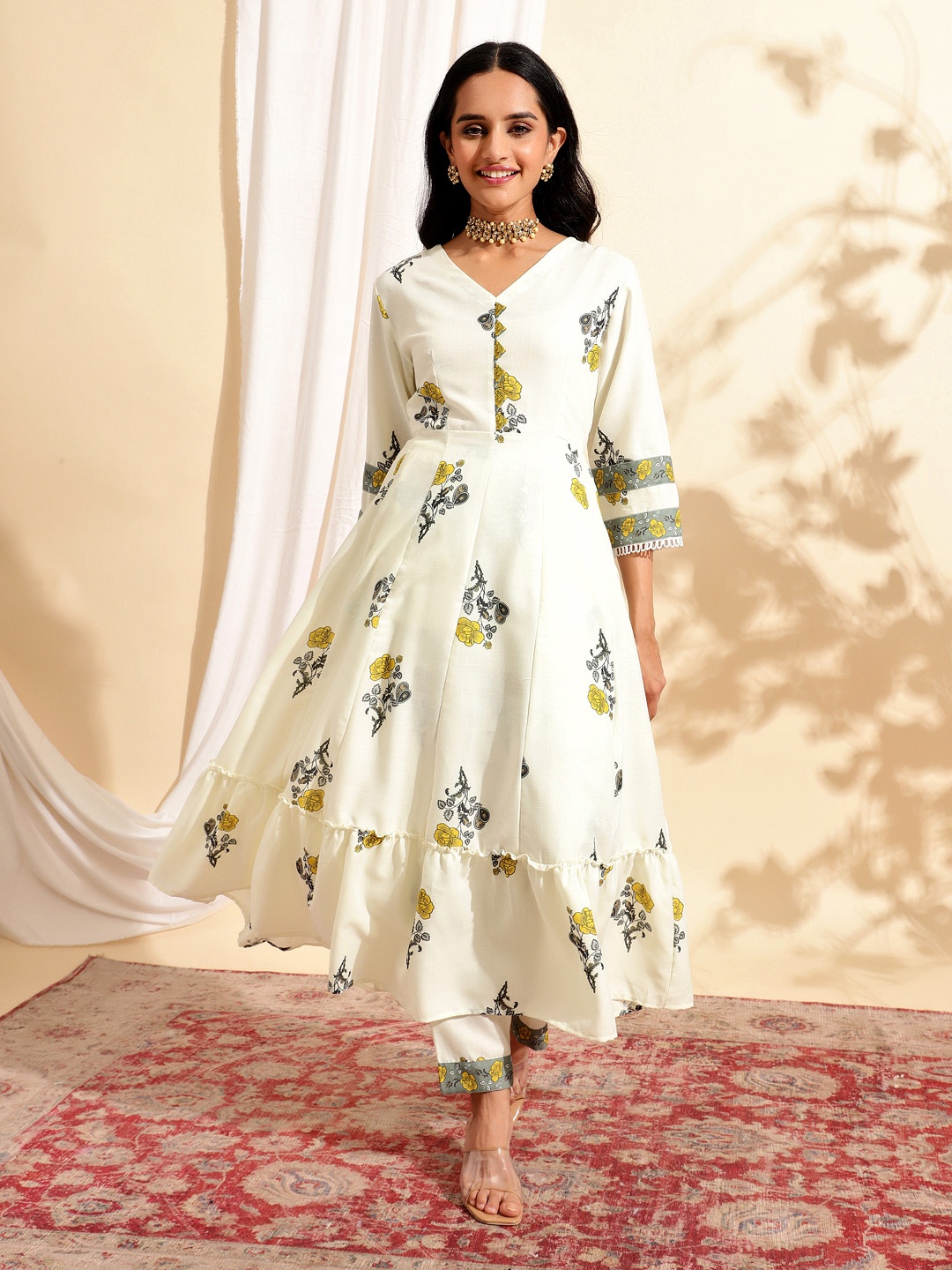 

DIVASTRI Floral Printed V Neck A-Line Kurta With Trousers, Off white