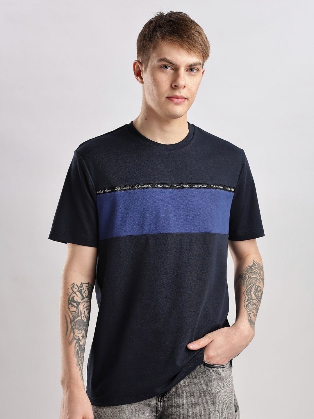 

Calvin Klein Jeans Men Colourblocked Pockets T-shirt, Navy blue