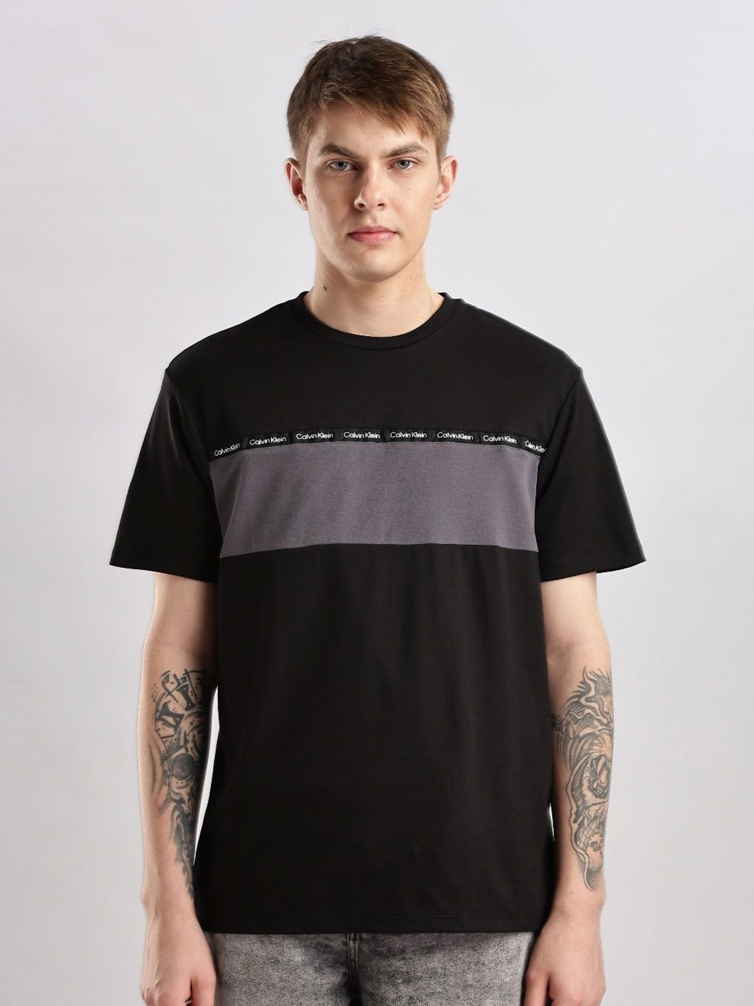 

Calvin Klein Jeans Men Colourblocked Pockets T-shirt, Black