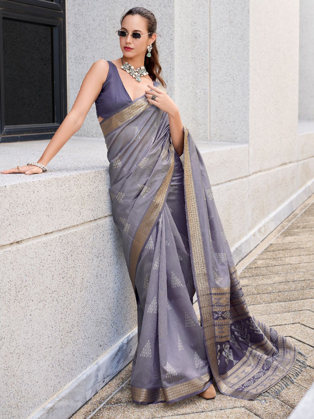 

DIVASTRI Woven Design Zari Silk Blend Saree, Grey