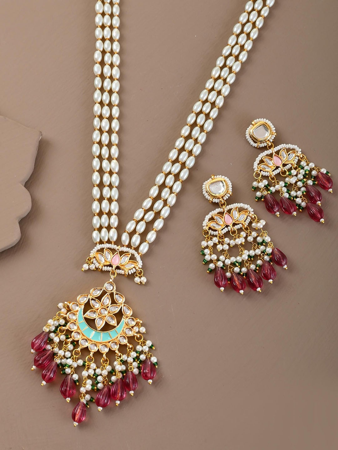 

STYYO Gold-Plated Kundan-Studded & Beaded Jewellery Set