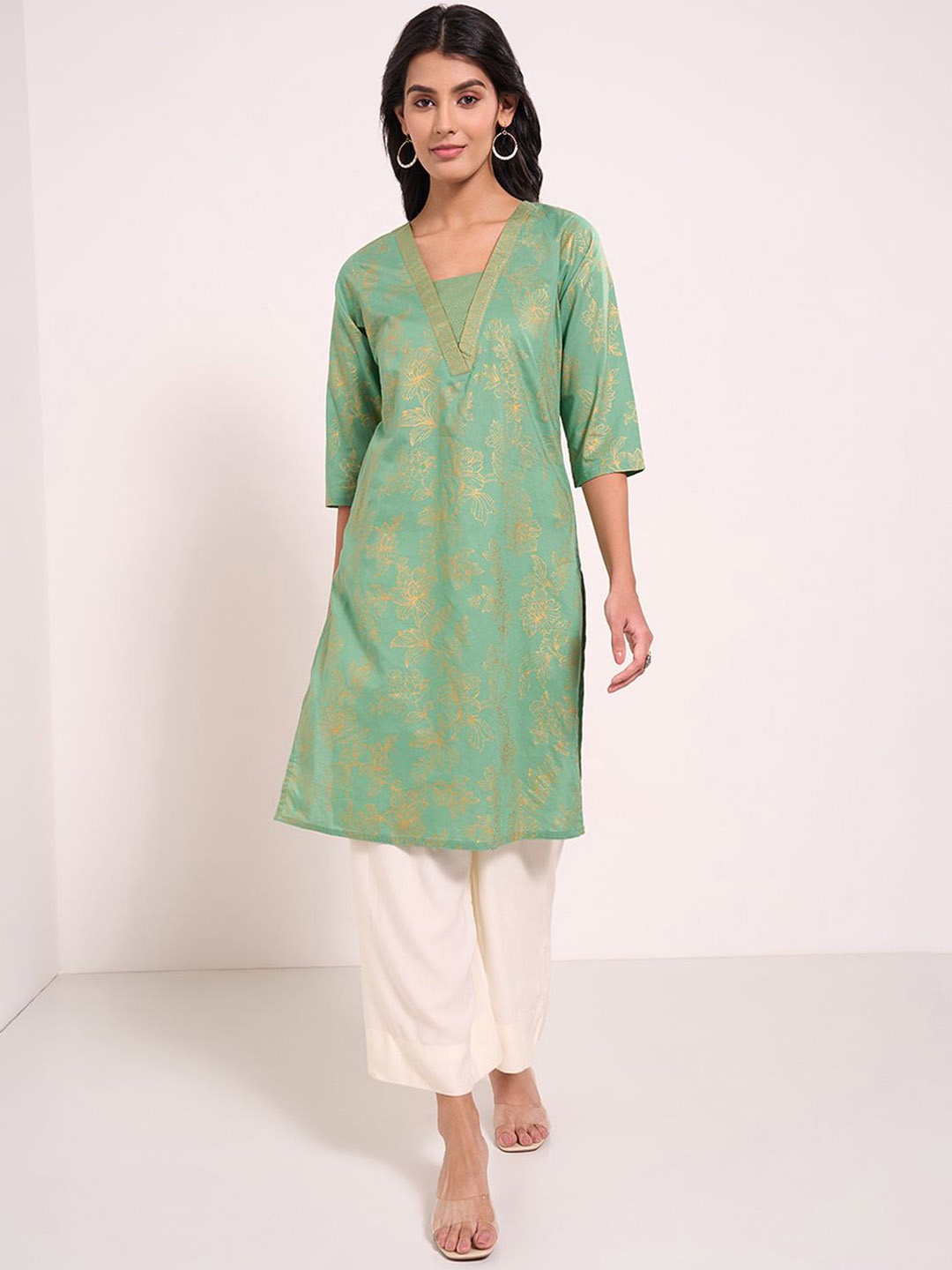 

RANGMANCH BY PANTALOONS Floral Printed V-Neck Cotton Straight Kurta, Green