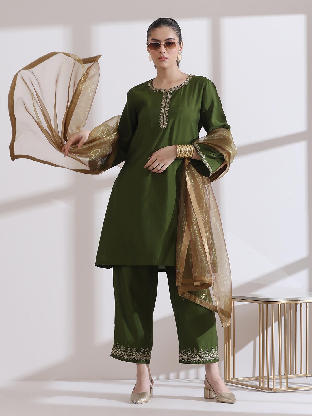 

Swtantra Golden Dual Shade Glass Tissue Dupatta, Gold