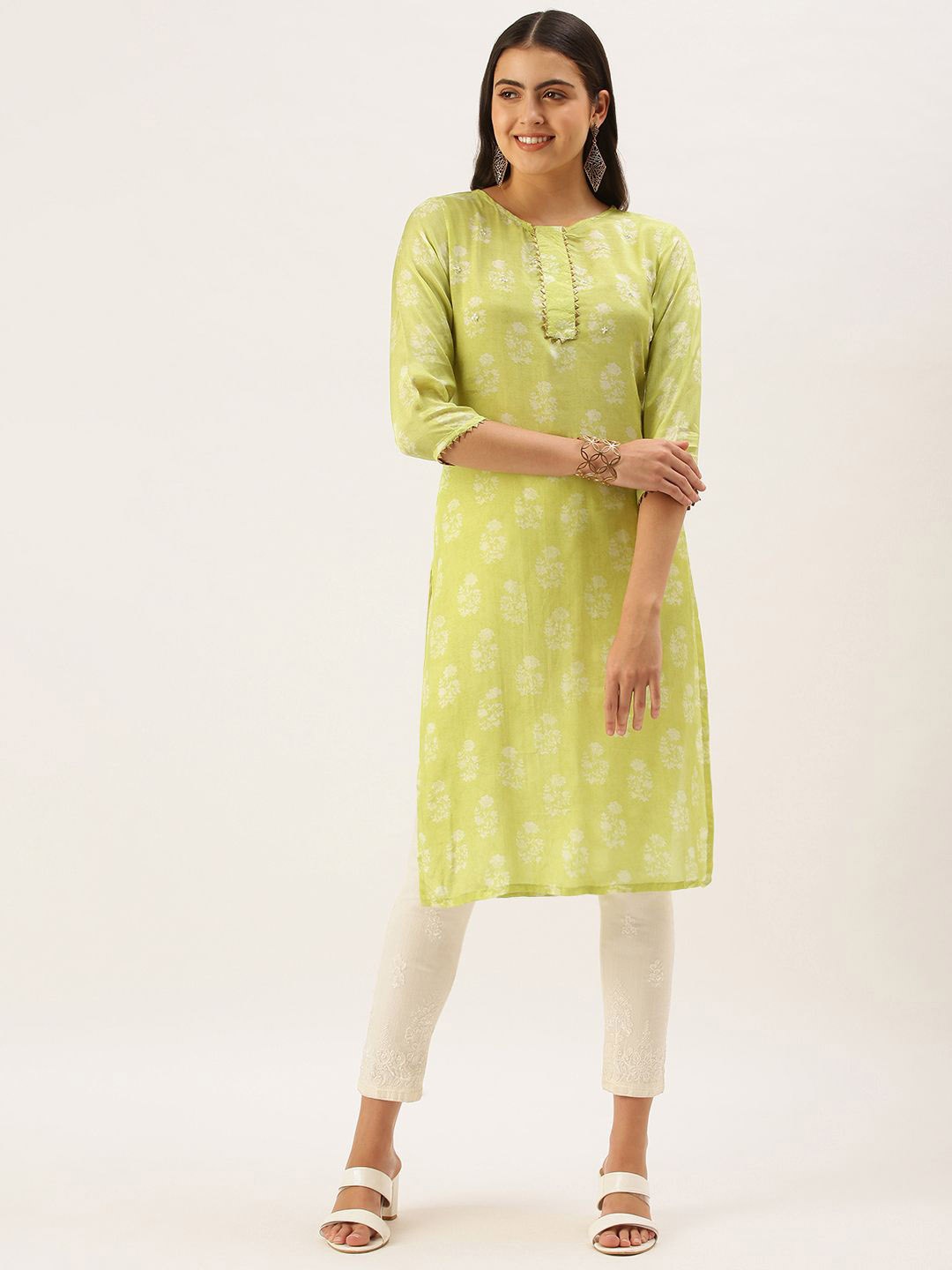 

DIVASTRI Floral Printed Round Neck Gotta Patti Straight Cotton Kurta, Green