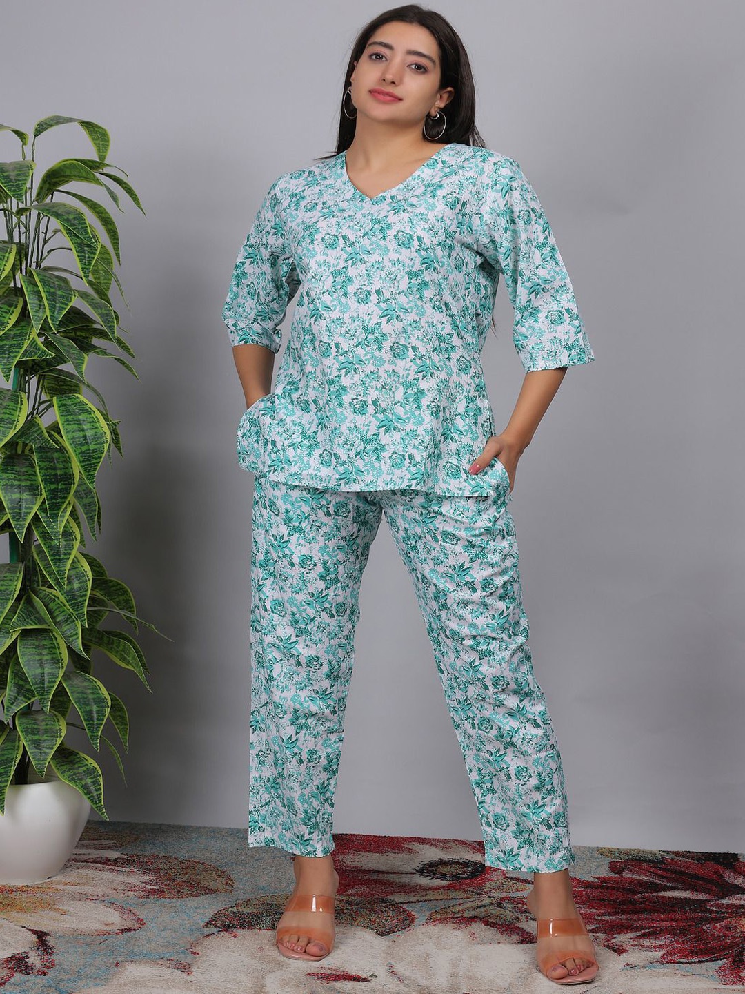 

Anikrriti Floral Printed V-Neck Straight Tunic With Trouser, Green