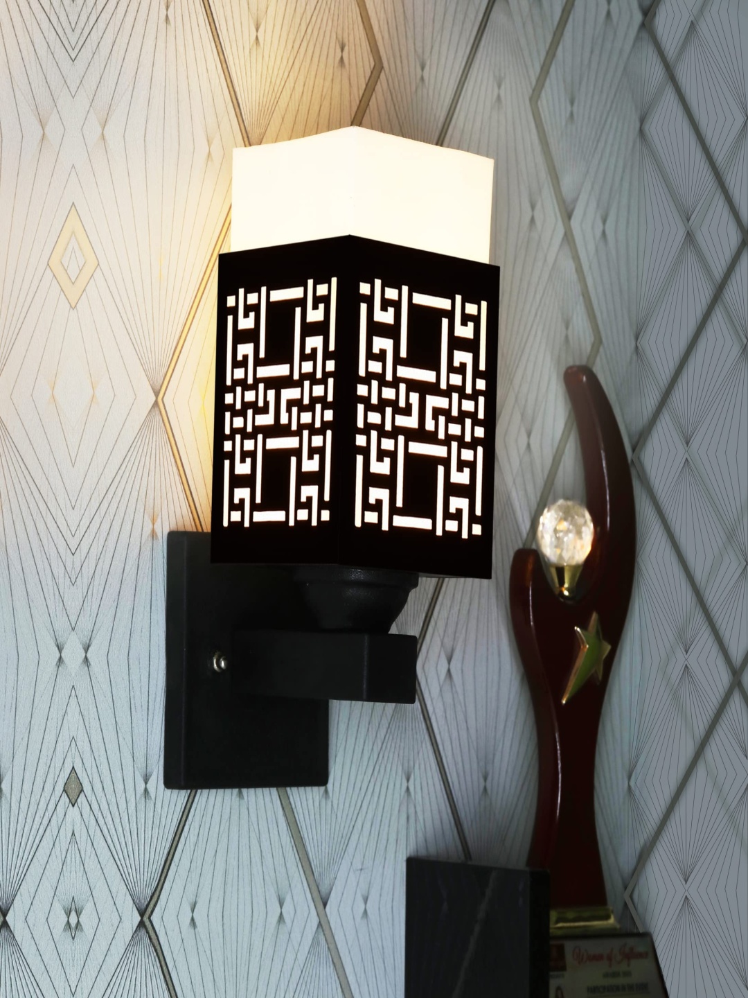 

Gojeeva Black & White Textured Wooden Rectangle Shaped Wall Lamp