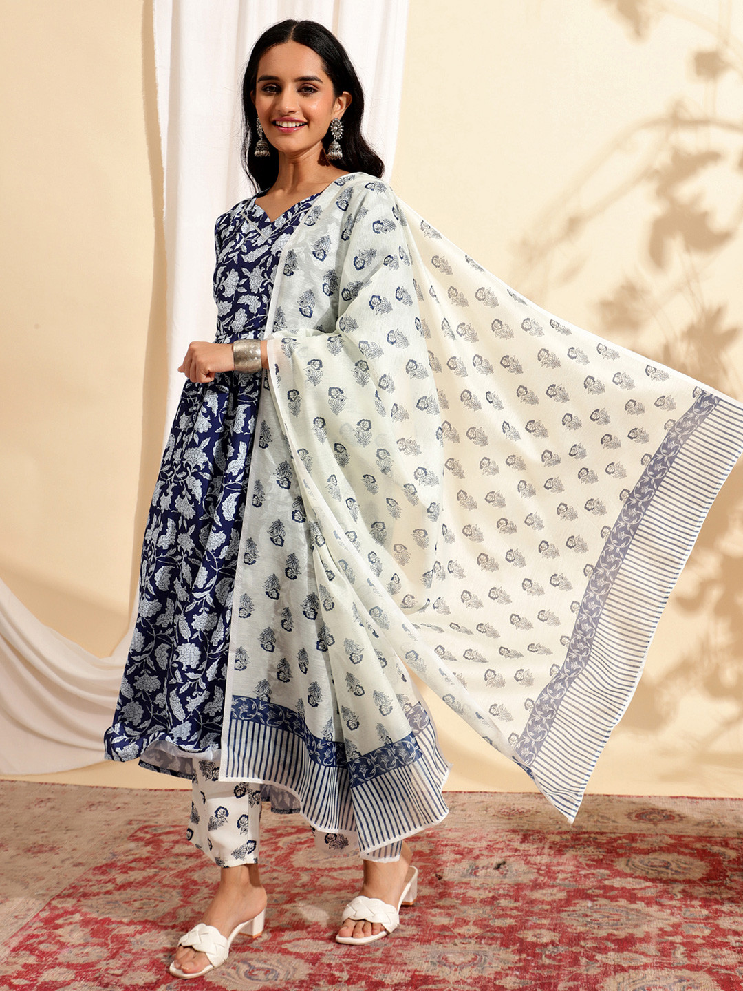 

DIVASTRI Floral Printed Sweetheart Neck Kurta With Trousers & Dupatta, Blue