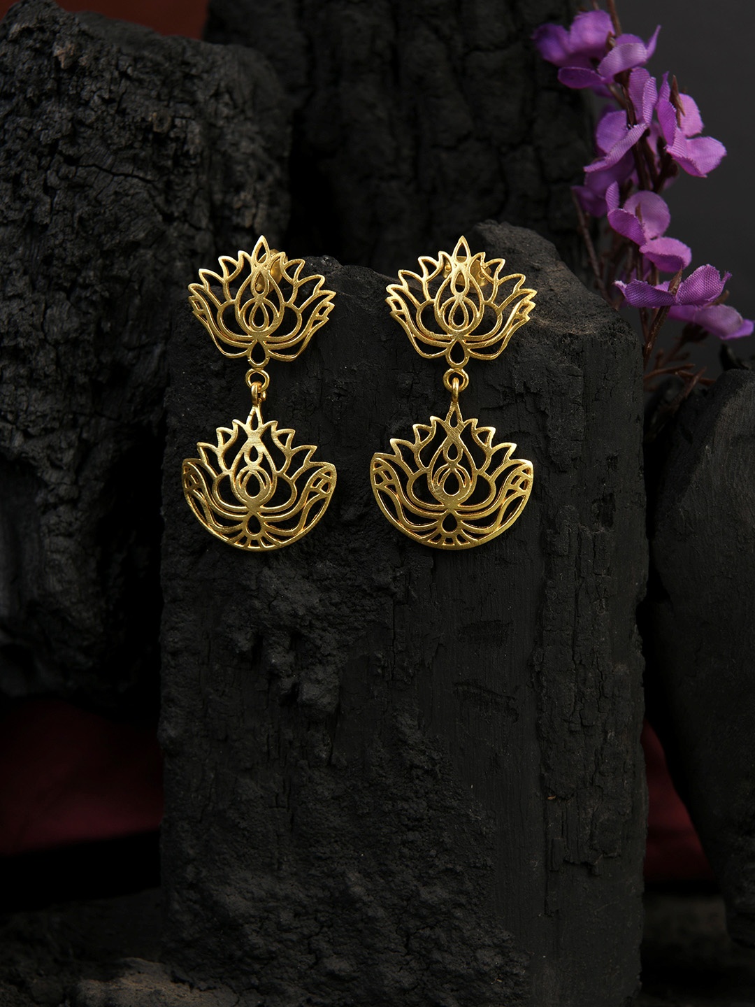 

TOTAPARI Gold-Plated Contemporary Drop Earrings