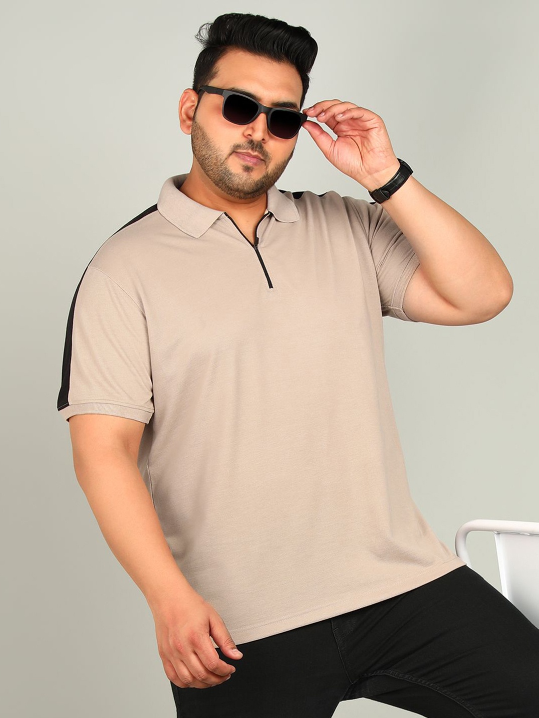 

XFOX Men Colourblocked Polo Collar Monochrome T-shirt, Beige