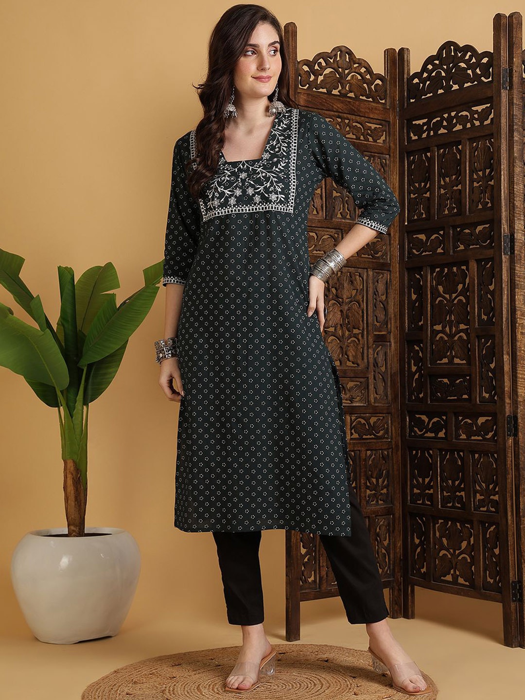 

NISHABD Floral Embroidered Square Neck Cotton Straight Kurta, Green