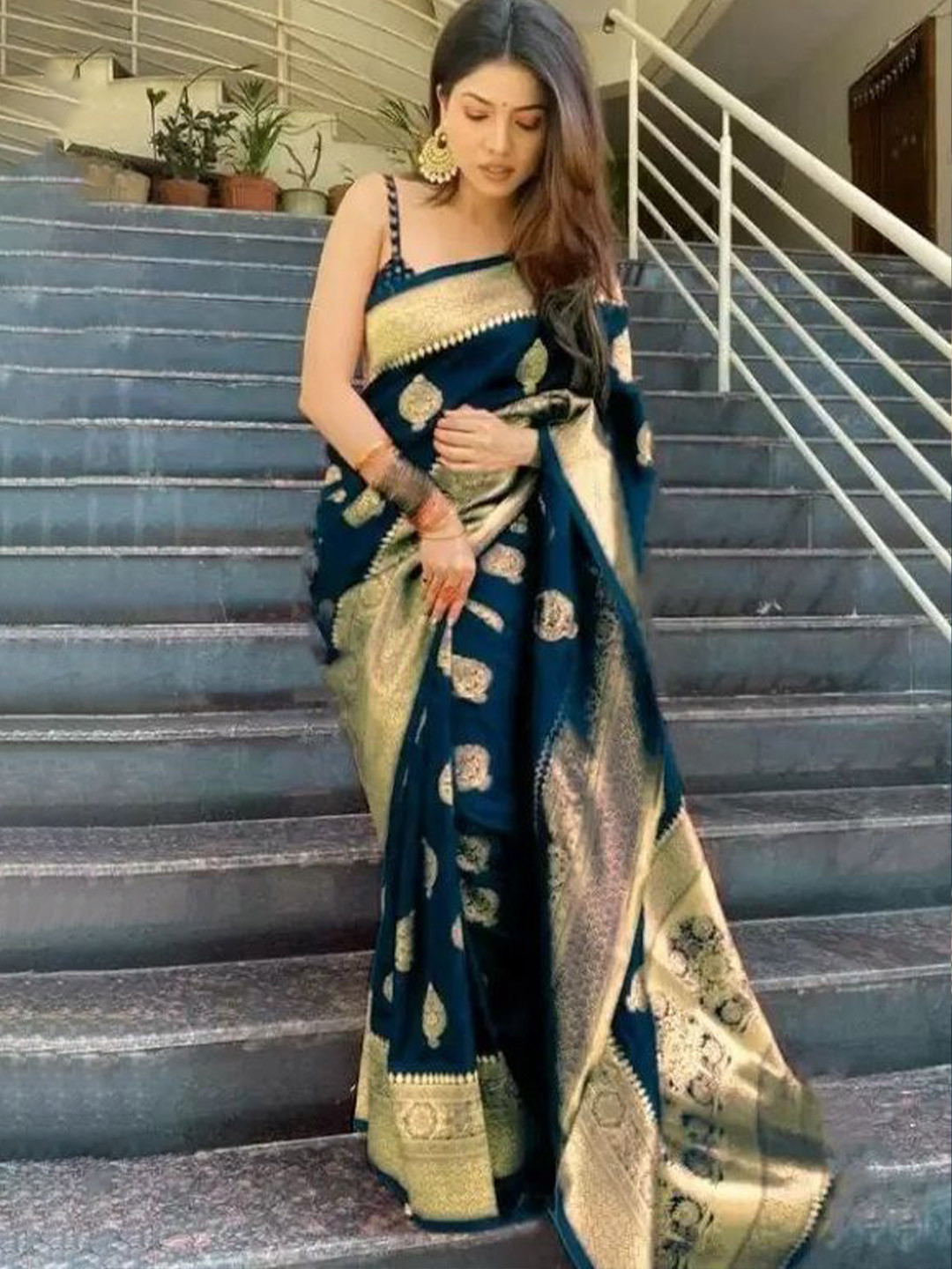 

SAADHVI Woven Design Zari Pure Silk Kanjeevaram Saree, Blue
