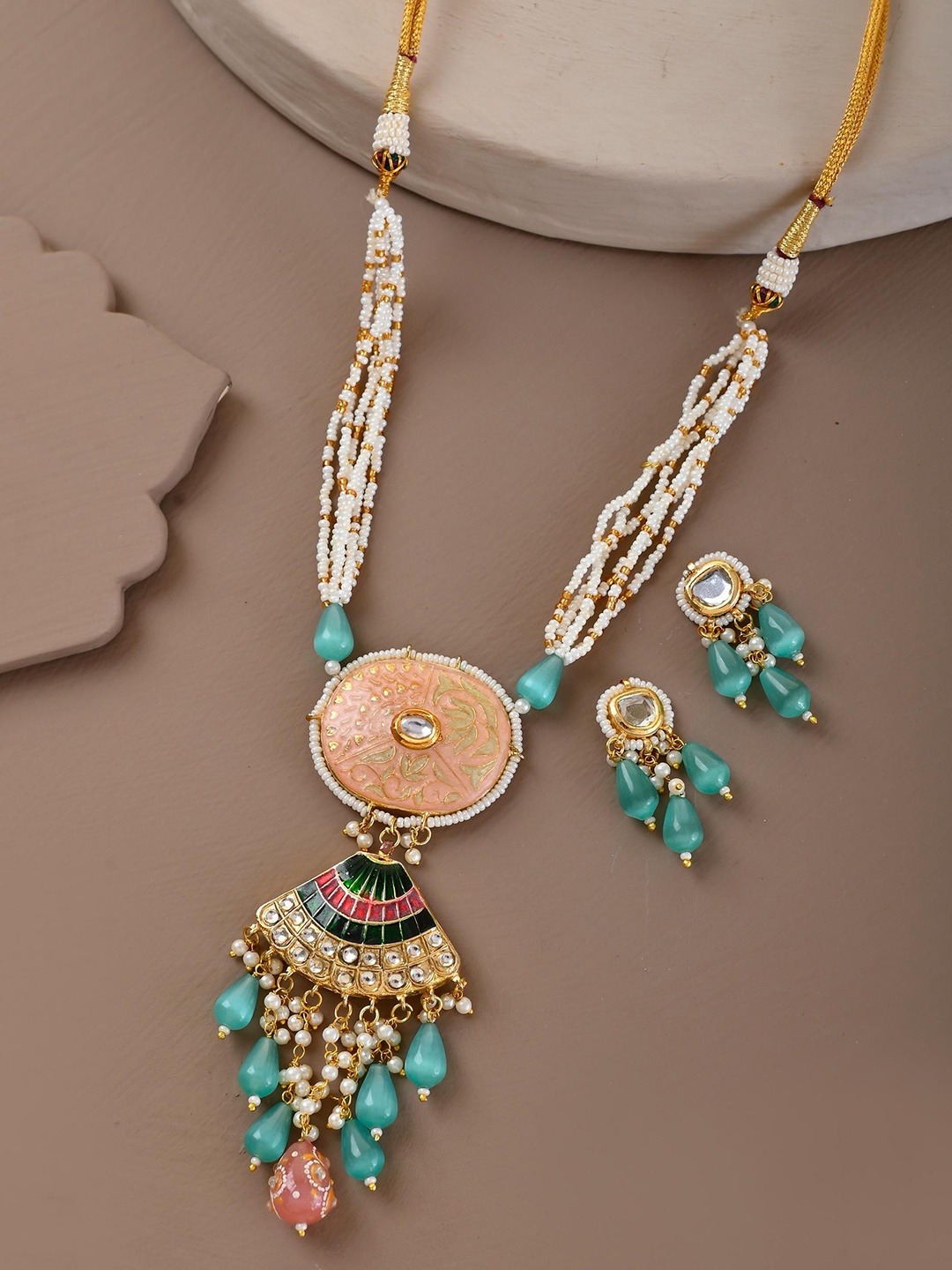 

STYYO Gold-Plated Kundan-Studded & Beaded Jewellery Set