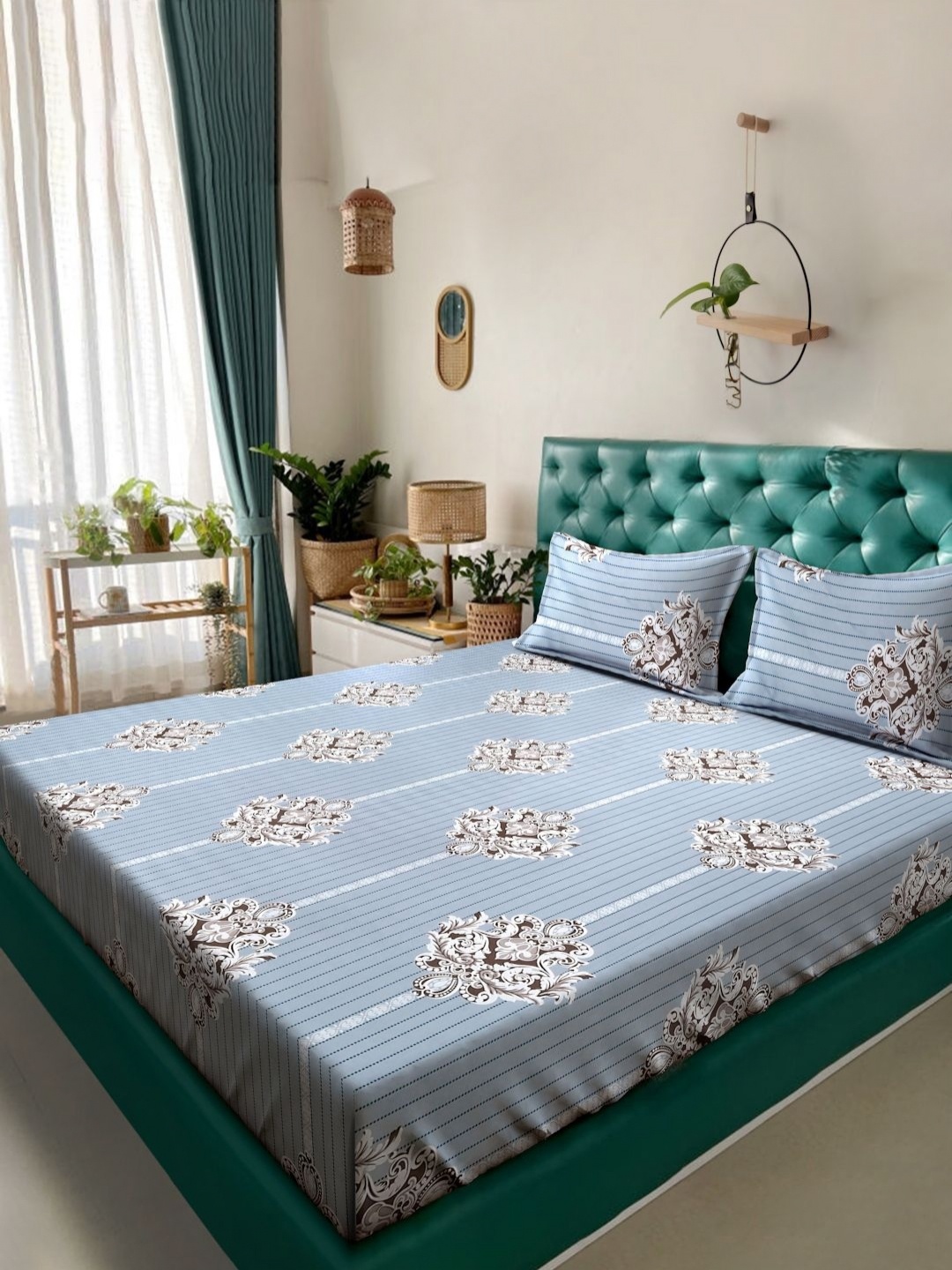 

Aura Grey & White Ethnic Motifs Printed 300 TC King Bedsheet Set 2.50 m X 2.25 m