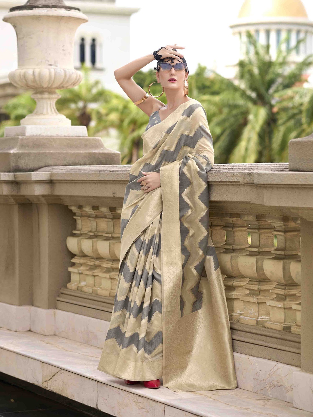 

Blissta Woven Design Zari Linen Blend Saree, Grey