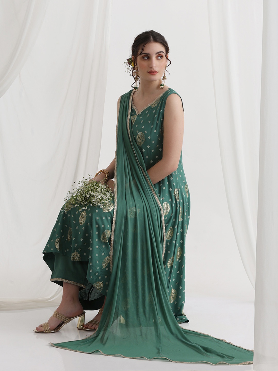 

Khushal K Floral Foil Printed Sweetheart Neck Kurta With Trousers & Dupatta, Green
