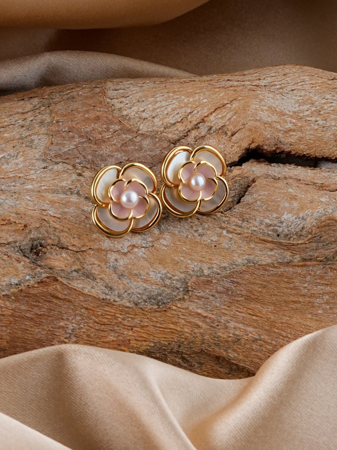 

TOTAPARI Gold-Plated Pearls Floral Studs