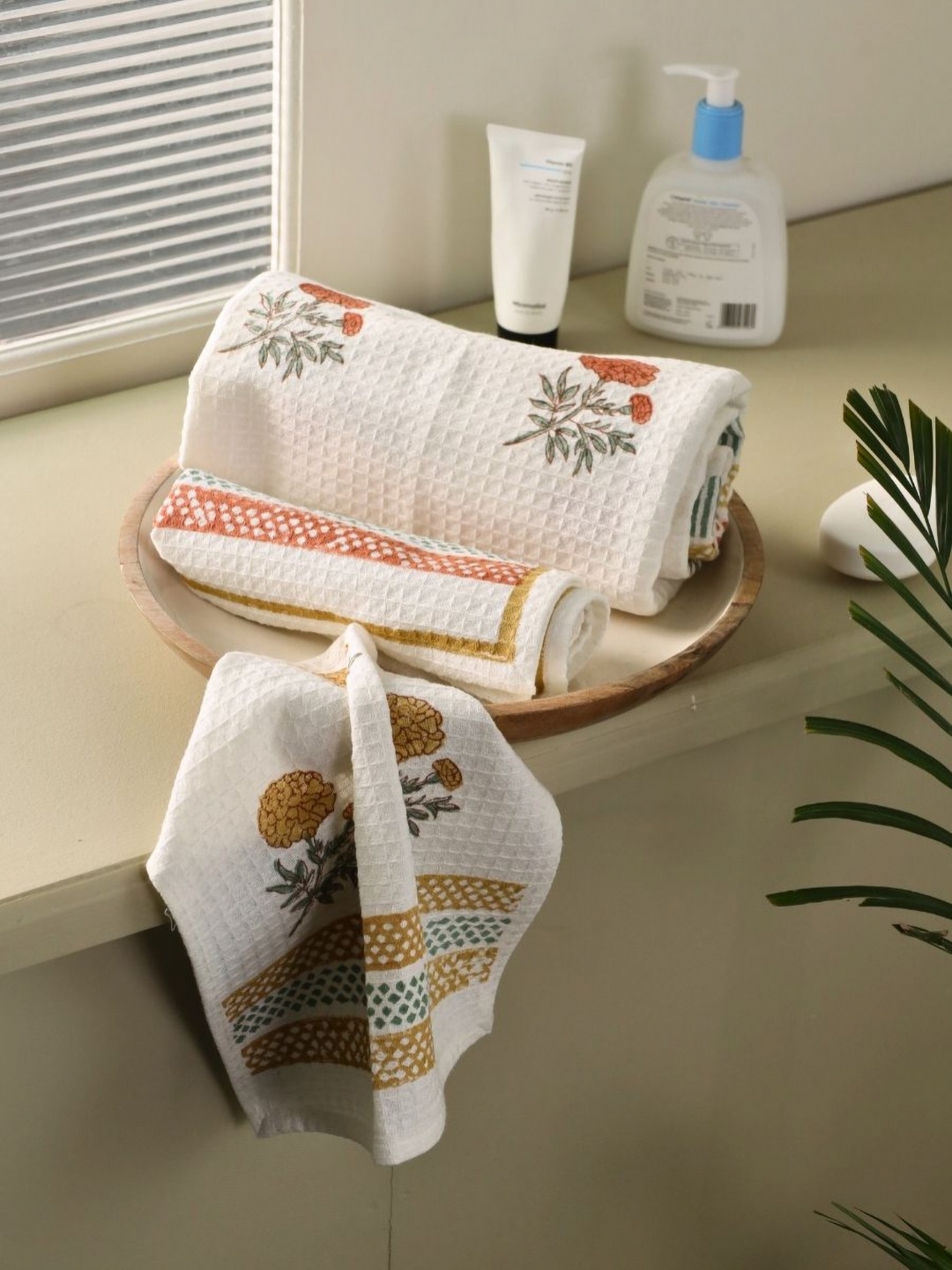 

Peepul Tree White 5 Pieces Floral Printed 250 GSM Cotton Towel Set
