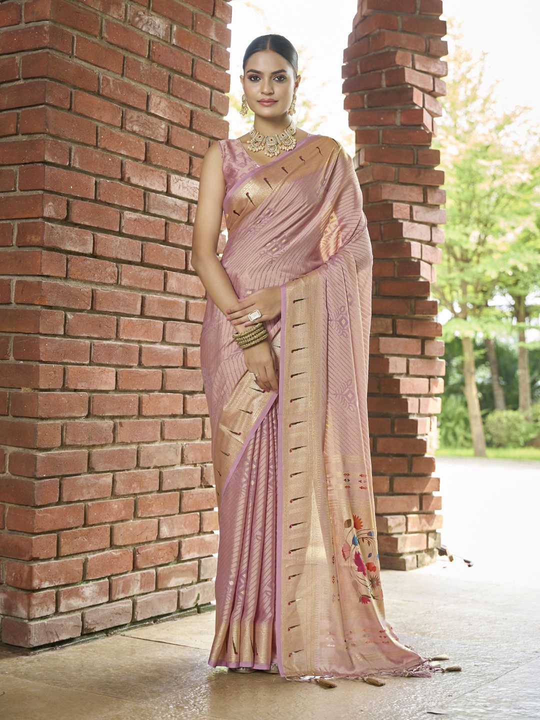 

Ishin Woven Design Zari Brasso Saree, Pink