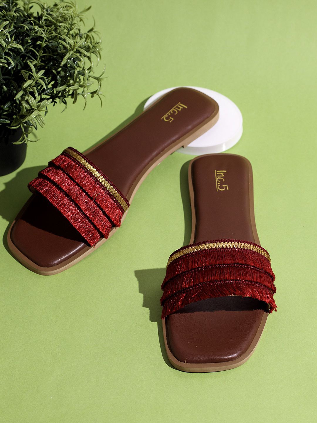 

Inc 5 Women Open Toe Flats with Bows, Maroon