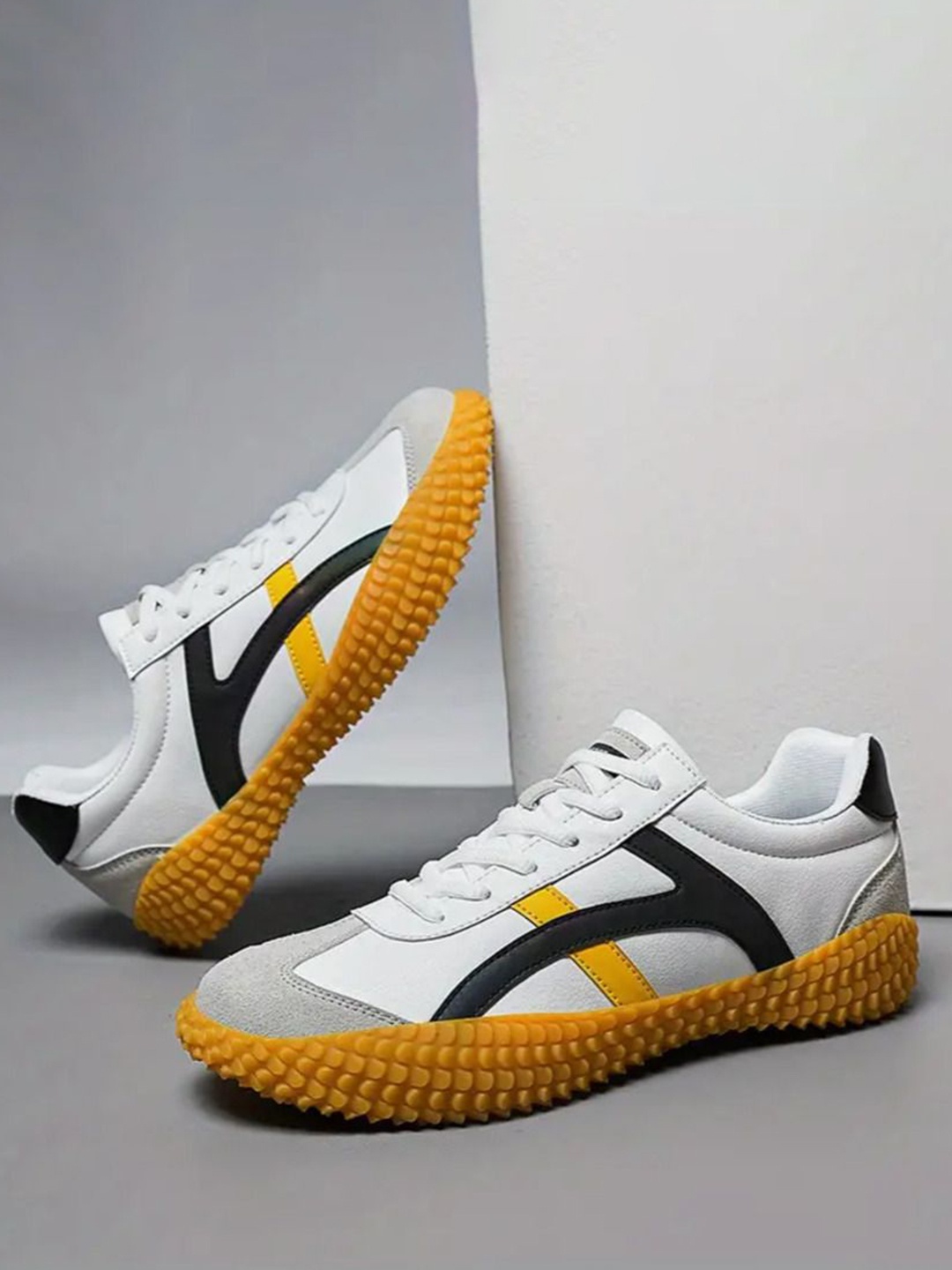 

Robbie Jones Men Colourblocked PU Sneakers, White