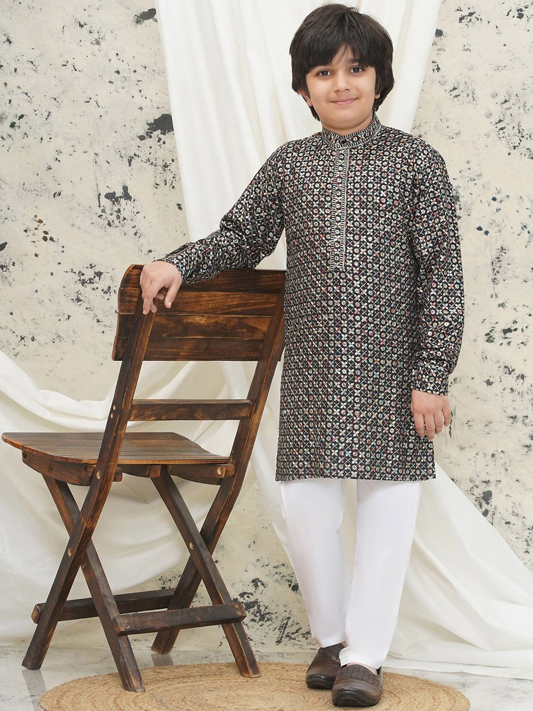 

Aj DEZInES Boys Embroidered Regular Sequinned Kurta with Pyjamas, Black