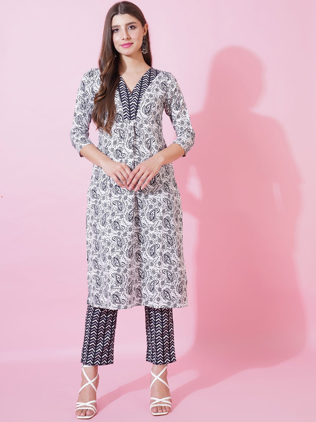

SANTOPERA DESIGNER Floral Printed V-Neck Straight Kurta With Trousers, Black