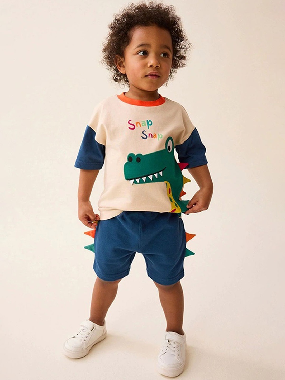 

LULU & SKY Boys Graphic Printed T-shirt With Shorts, White