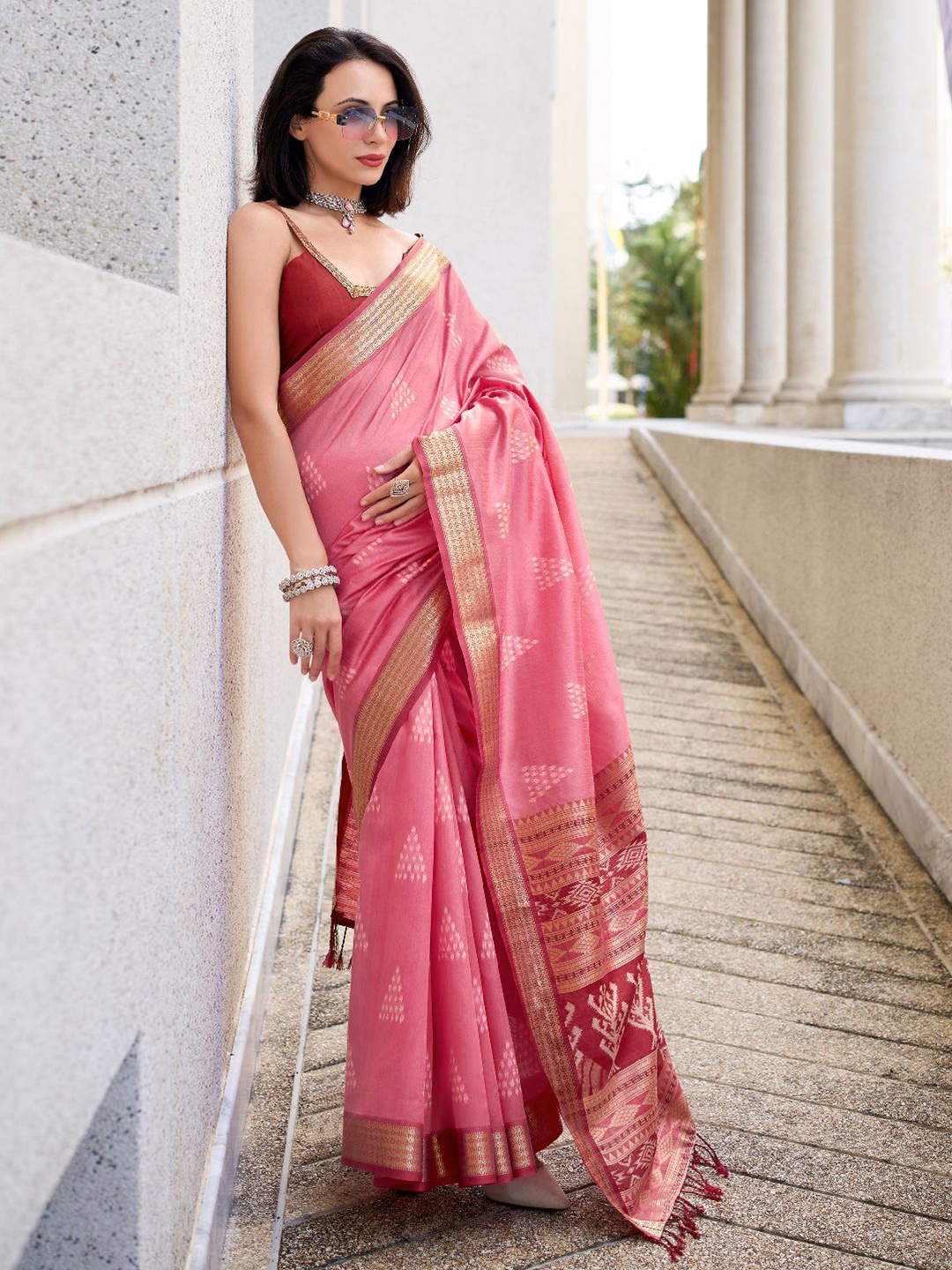 

DIVASTRI Woven Design Zari Silk Blend Saree, Pink