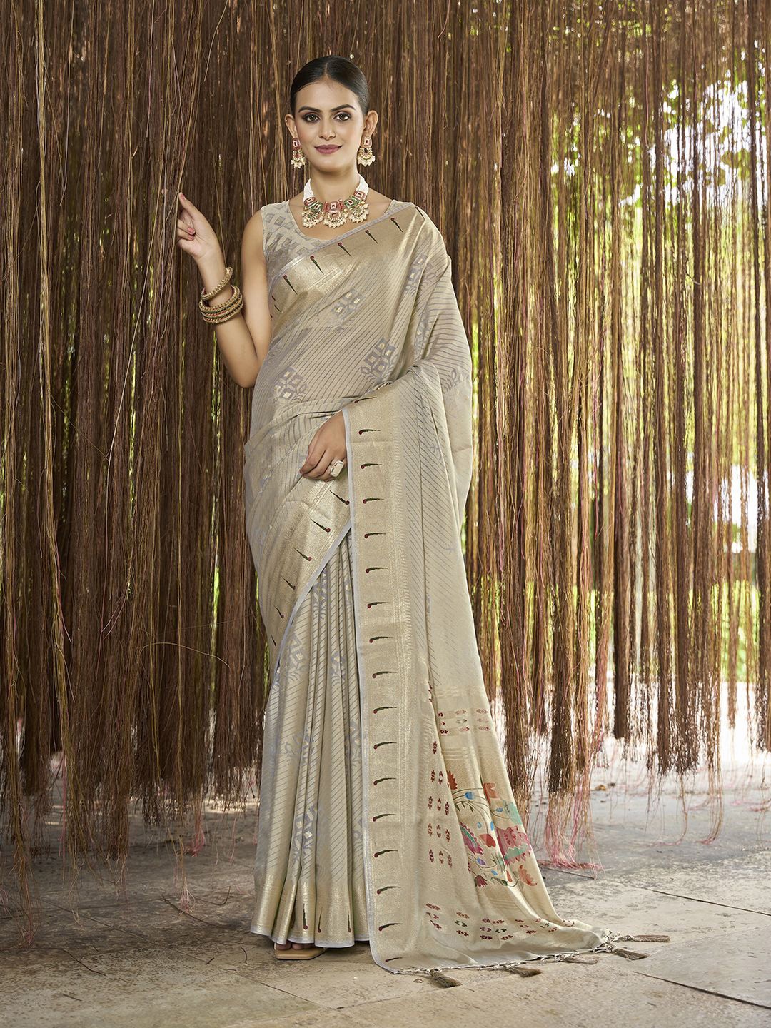 

Ishin Floral Zari Brasso Saree, Grey