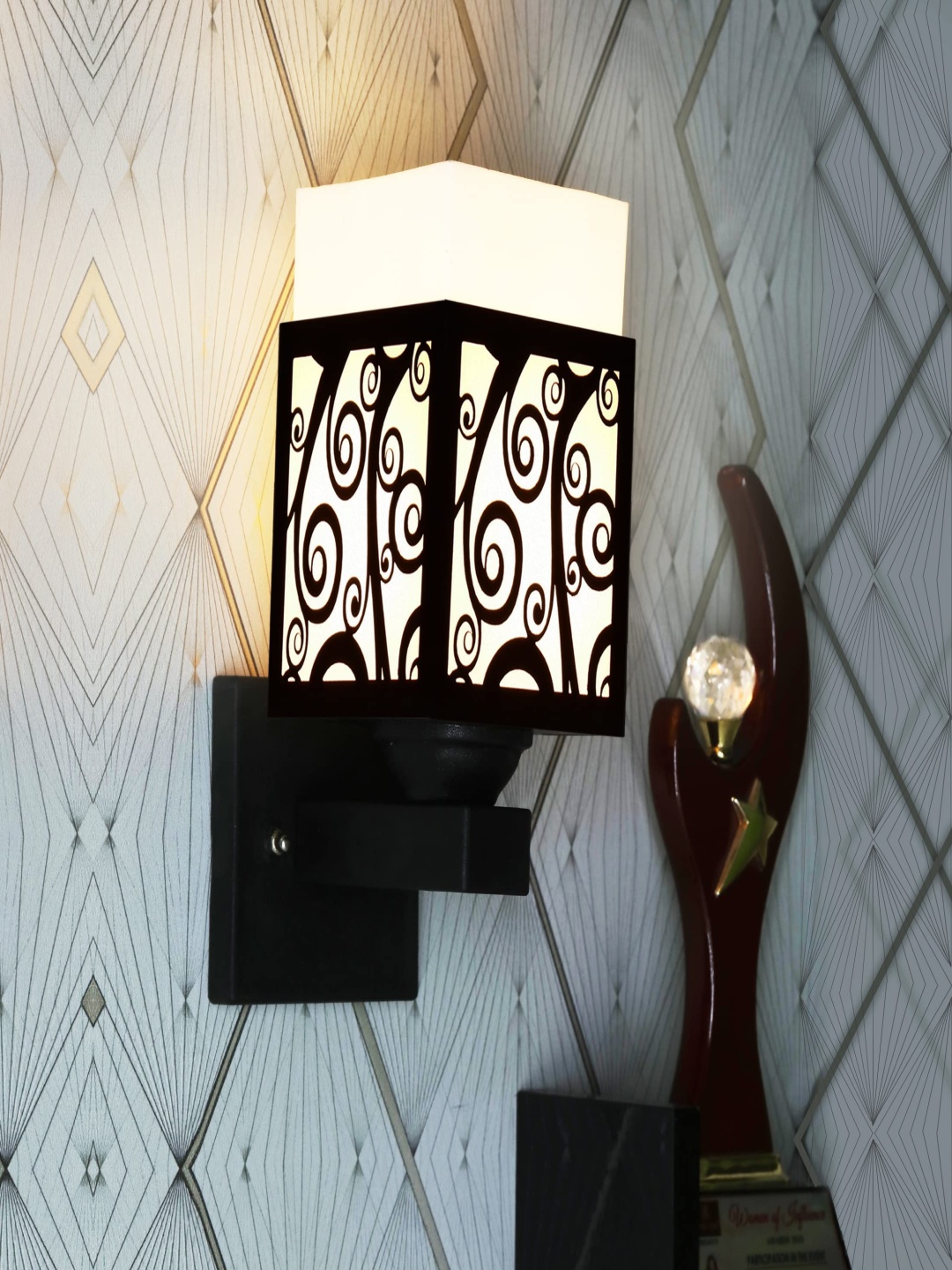 

Gojeeva Black & White Textured Wooden Rectangle Shaped Wall Lamp