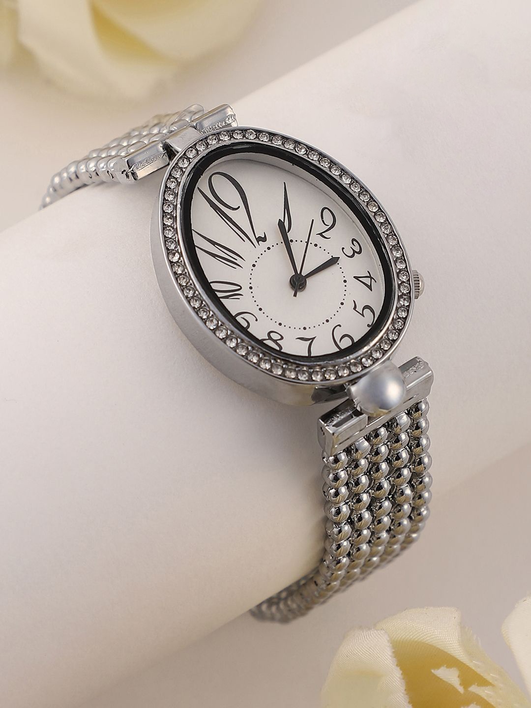 

HAUTE SAUCE by Campus Sutra Women Embellished Dial & Stainless Steel Bracelet Style Straps Analogue Watch, Silver