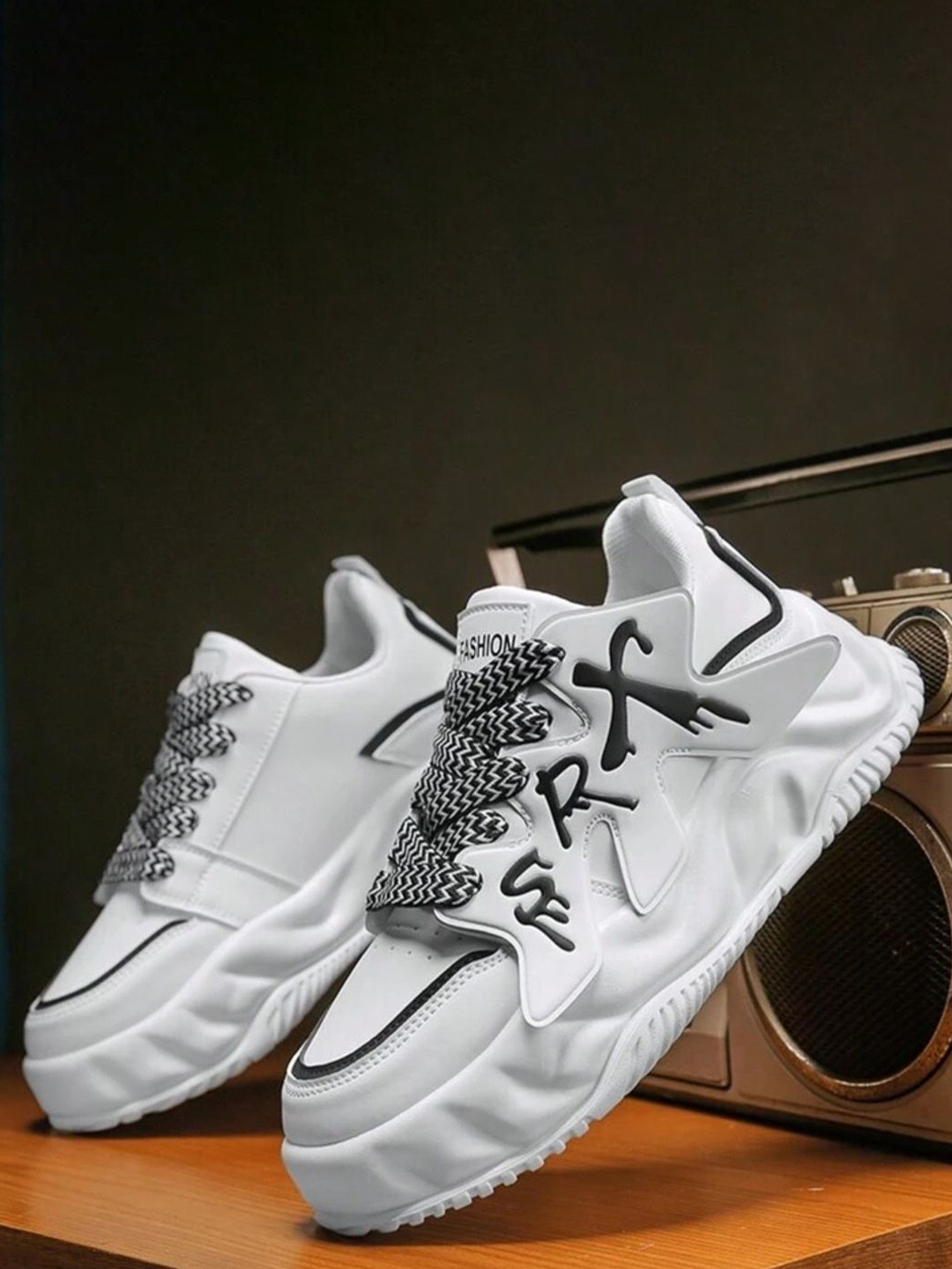 

XTOON Men Colourblocked Sneakers, White
