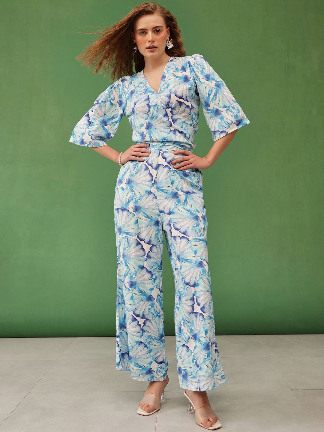 

The Roadster Lifestyle Co Printed V-Neck Top With Trouser, Blue
