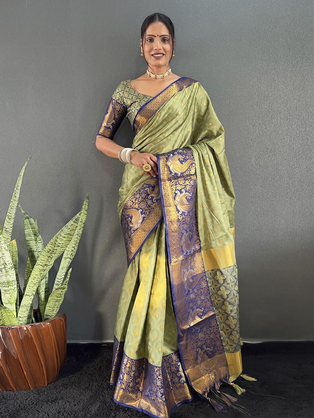 

LeeliPeeri Designer Woven Design Zari Silk Cotton Saree, Green