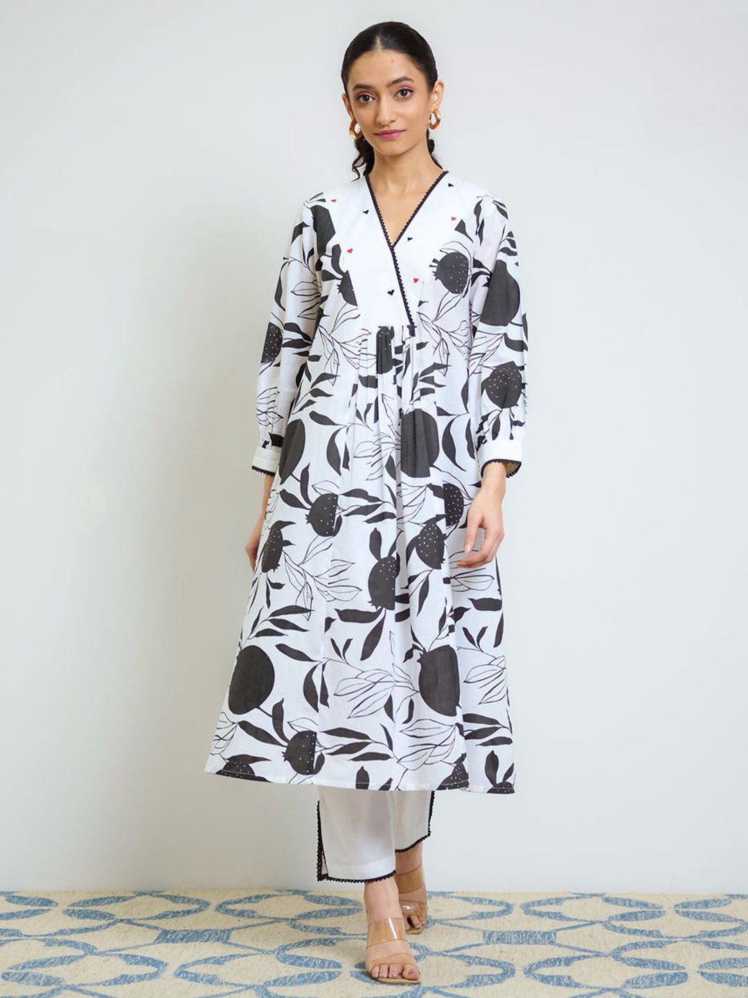 

Rustorange Women Floral Printed Pleated Pure Cotton Kurta with Trousers, Black