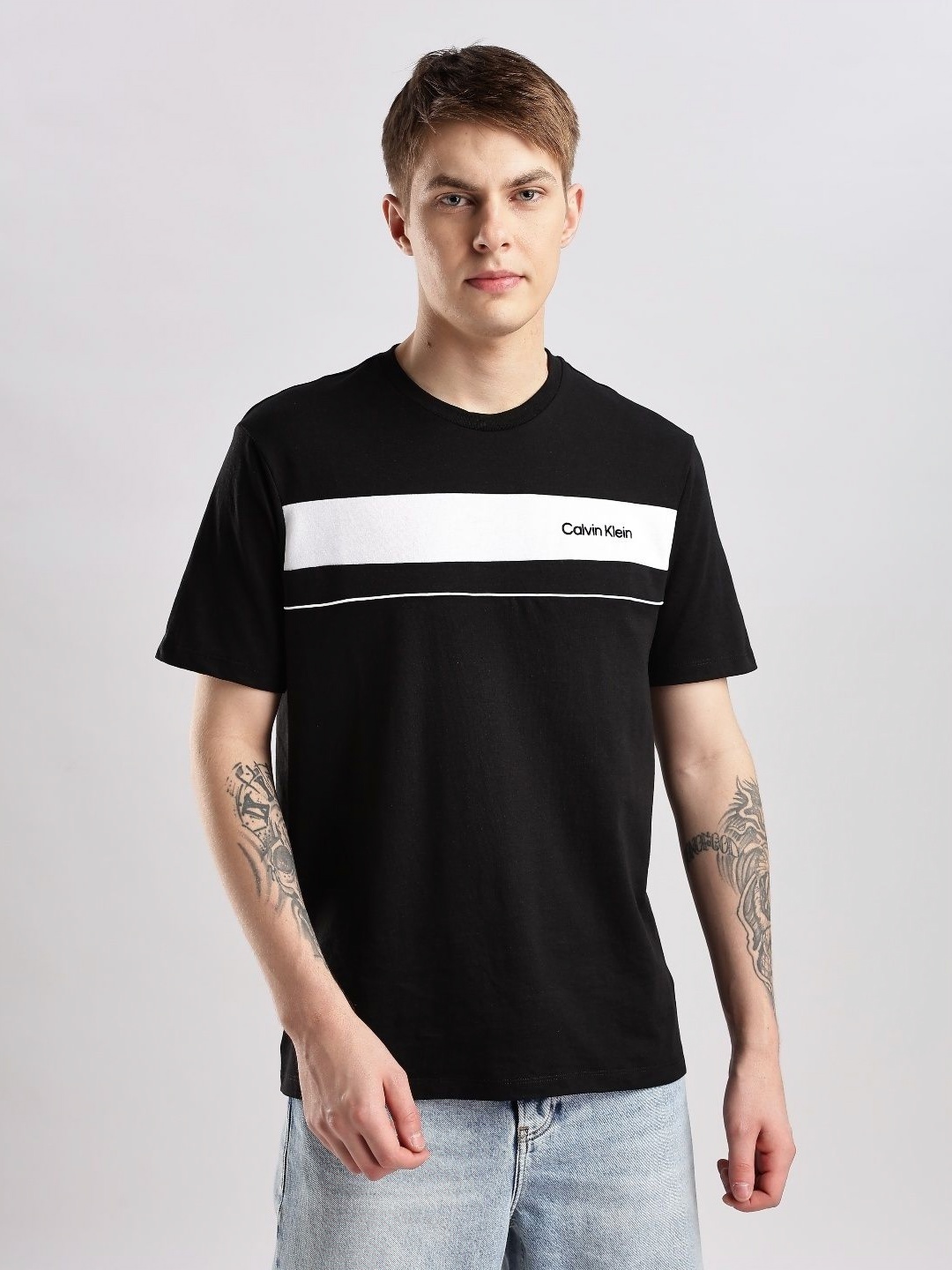 

Calvin Klein Jeans Men Colourblocked Monochrome Pockets T-shirt, Black