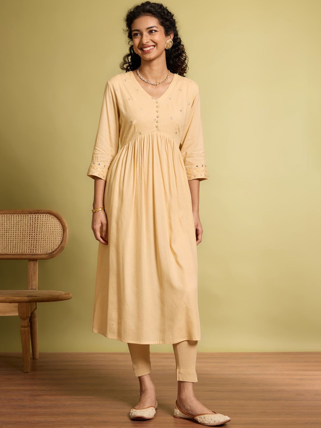 

Taneira Women Embellished Kurta, Off white